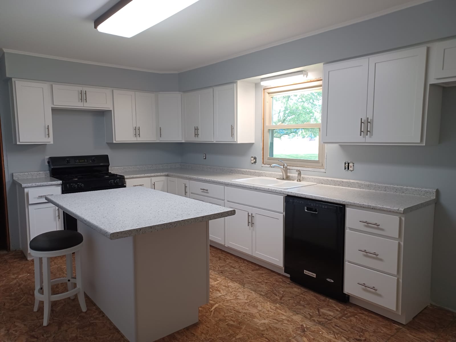 White shaker U-kitchen with island — Hofmeyer Kitchen